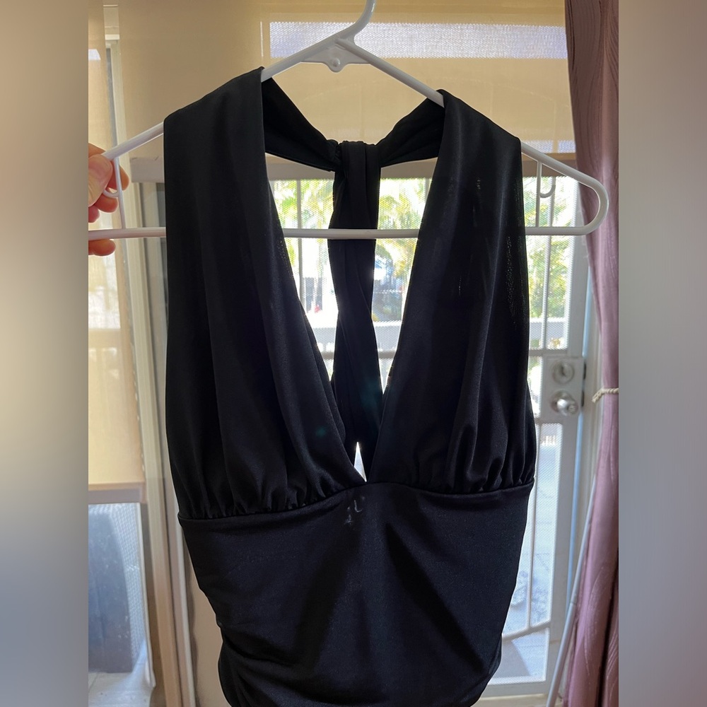 Guess halter top with pads. Medium. - Picture 6 of 13